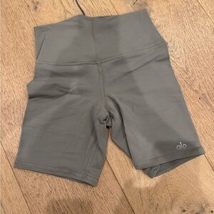 ALO Yoga 7" High-Waist Biker Short Grey Size Small